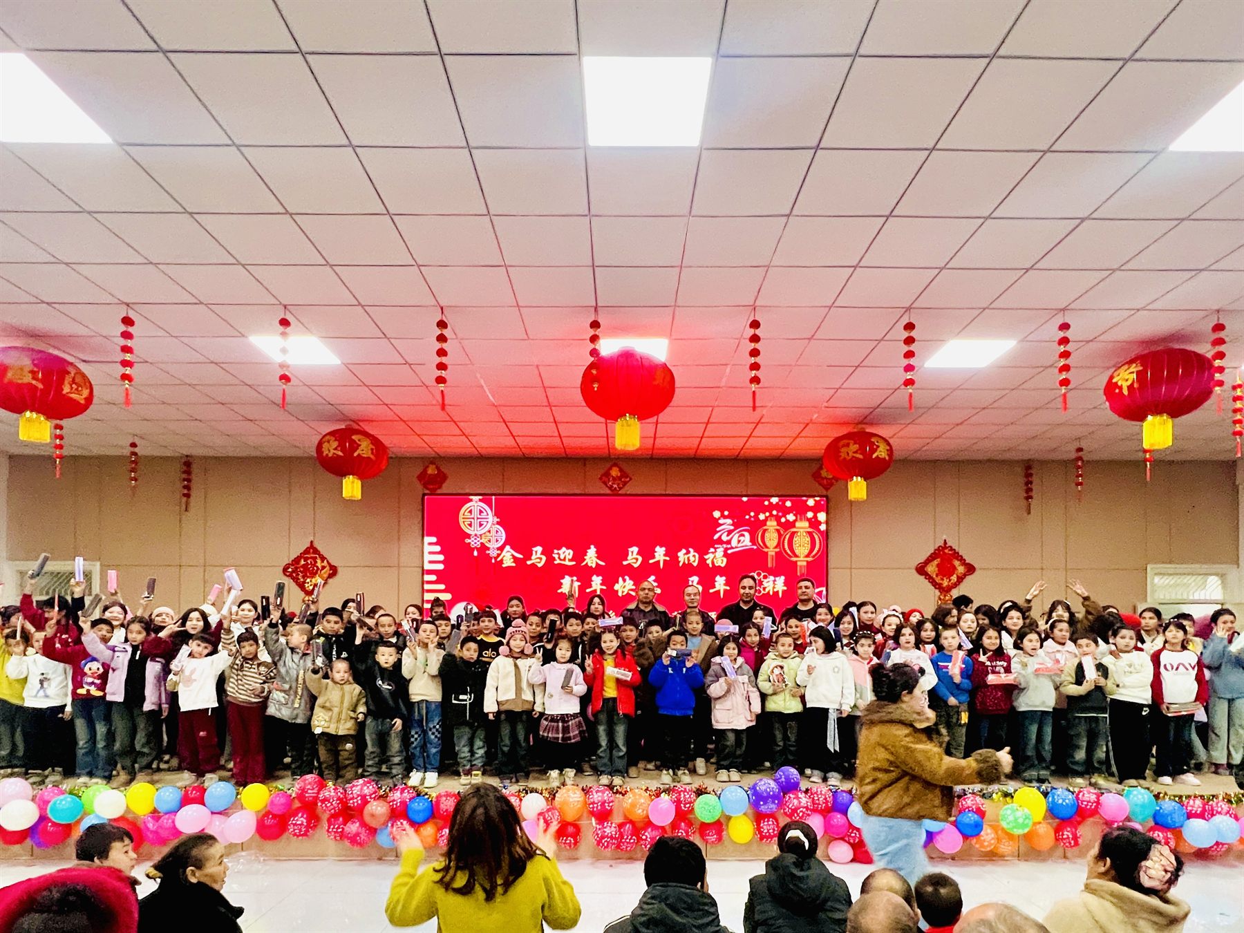 迎新年联谊活动中为孩子们赠送文具